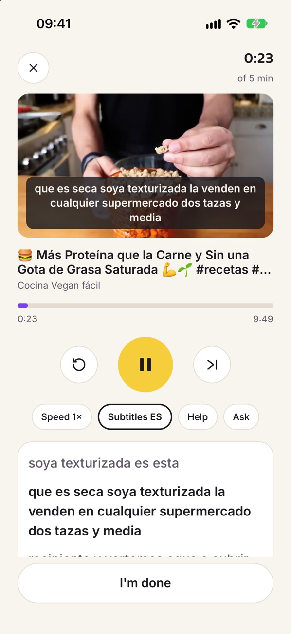 The player: a Spanish cooking video with subtitles in Spanish and the transcript, the current sentence lit up.